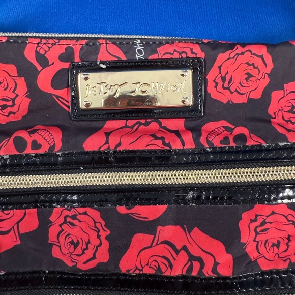 Betsey Johnson Skull and Roses Rockabilly Pin Up Punk Goth Crossbody Bag - Picture 4 of 8